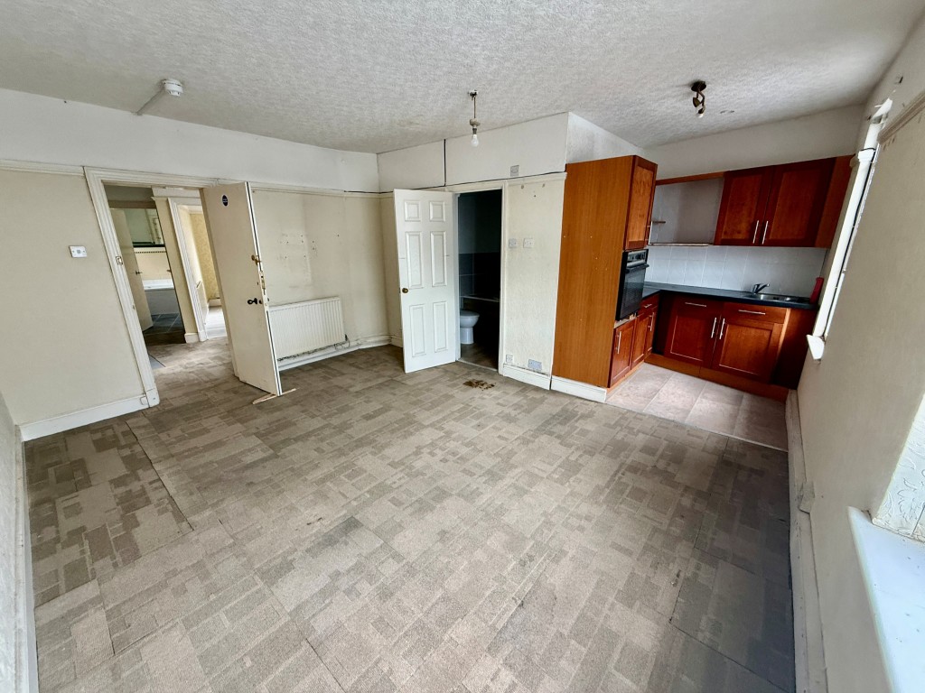 Lot: 45 - COMMERCIAL INVESTMENT WITH PLANNING FOR CONVERSION OF UPPER PARTS - Second Floor - Bedroom five